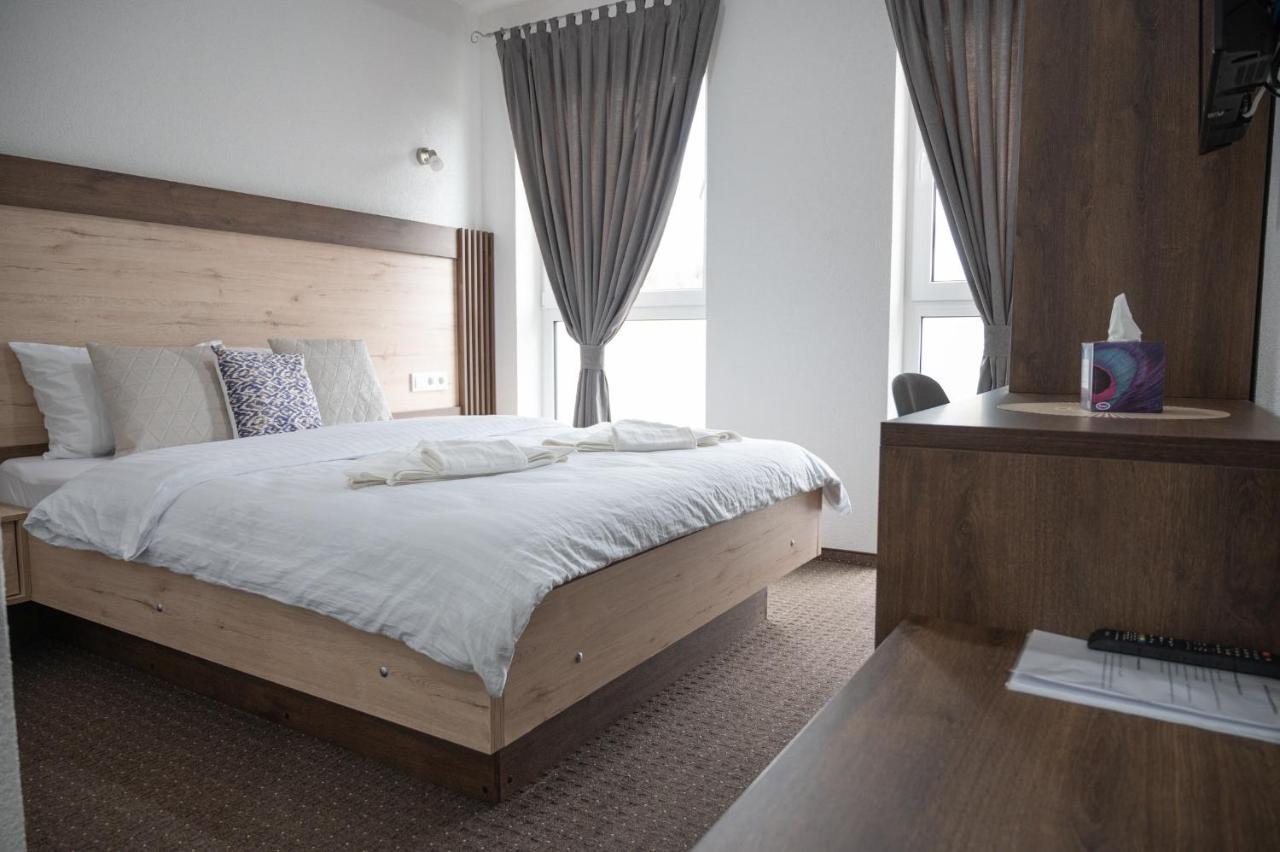 Hotel Pilot Cazin Bagian luar foto