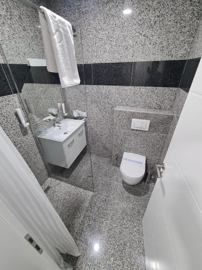 Hotel Pilot Cazin Bagian luar foto