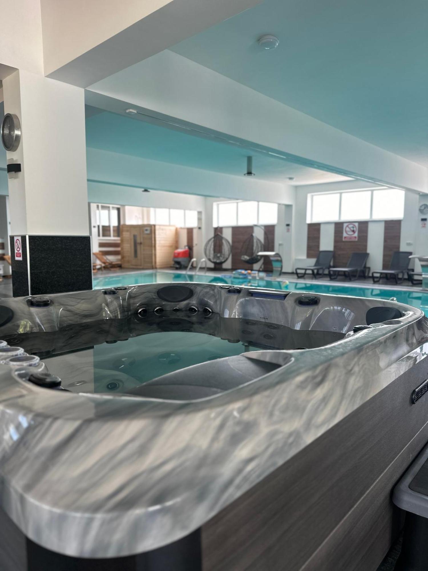 Hotel Pilot Cazin Bagian luar foto