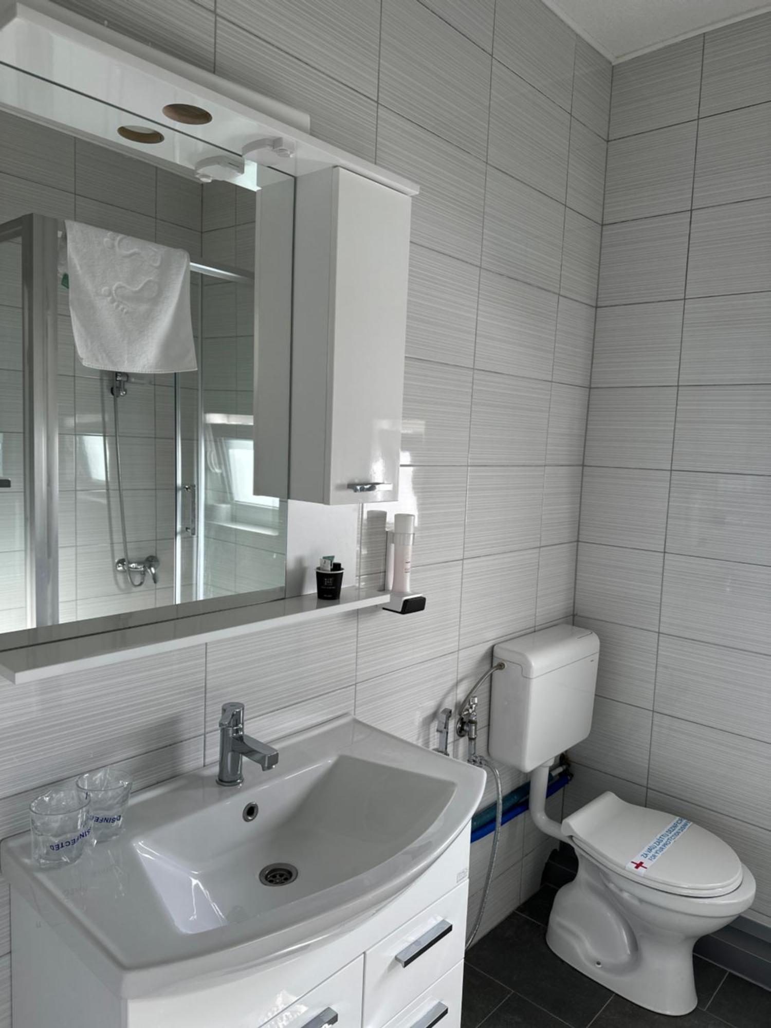 Hotel Pilot Cazin Bagian luar foto