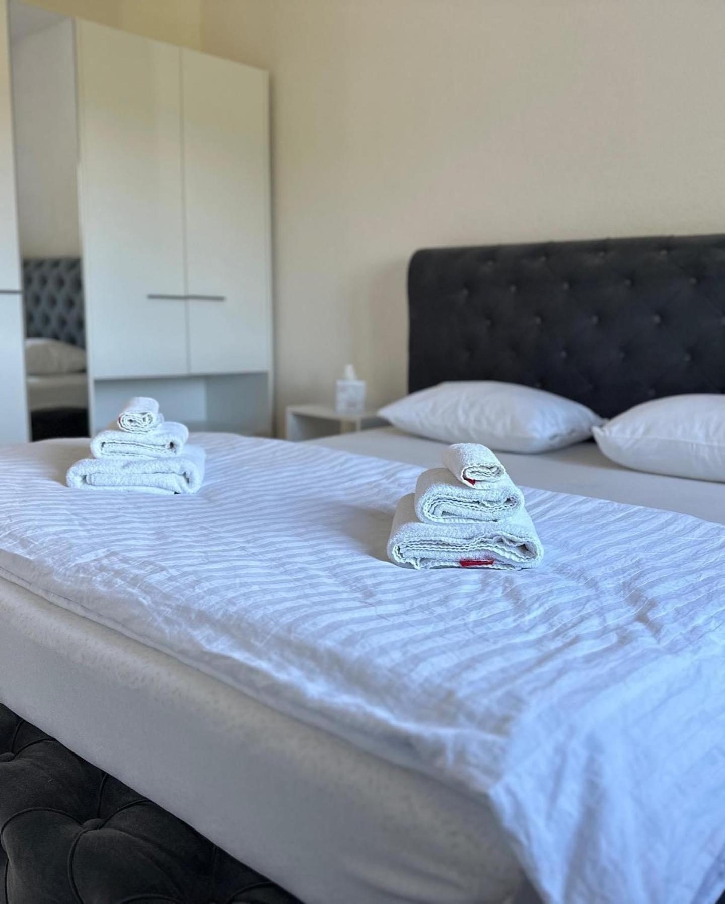 Hotel Pilot Cazin Bagian luar foto
