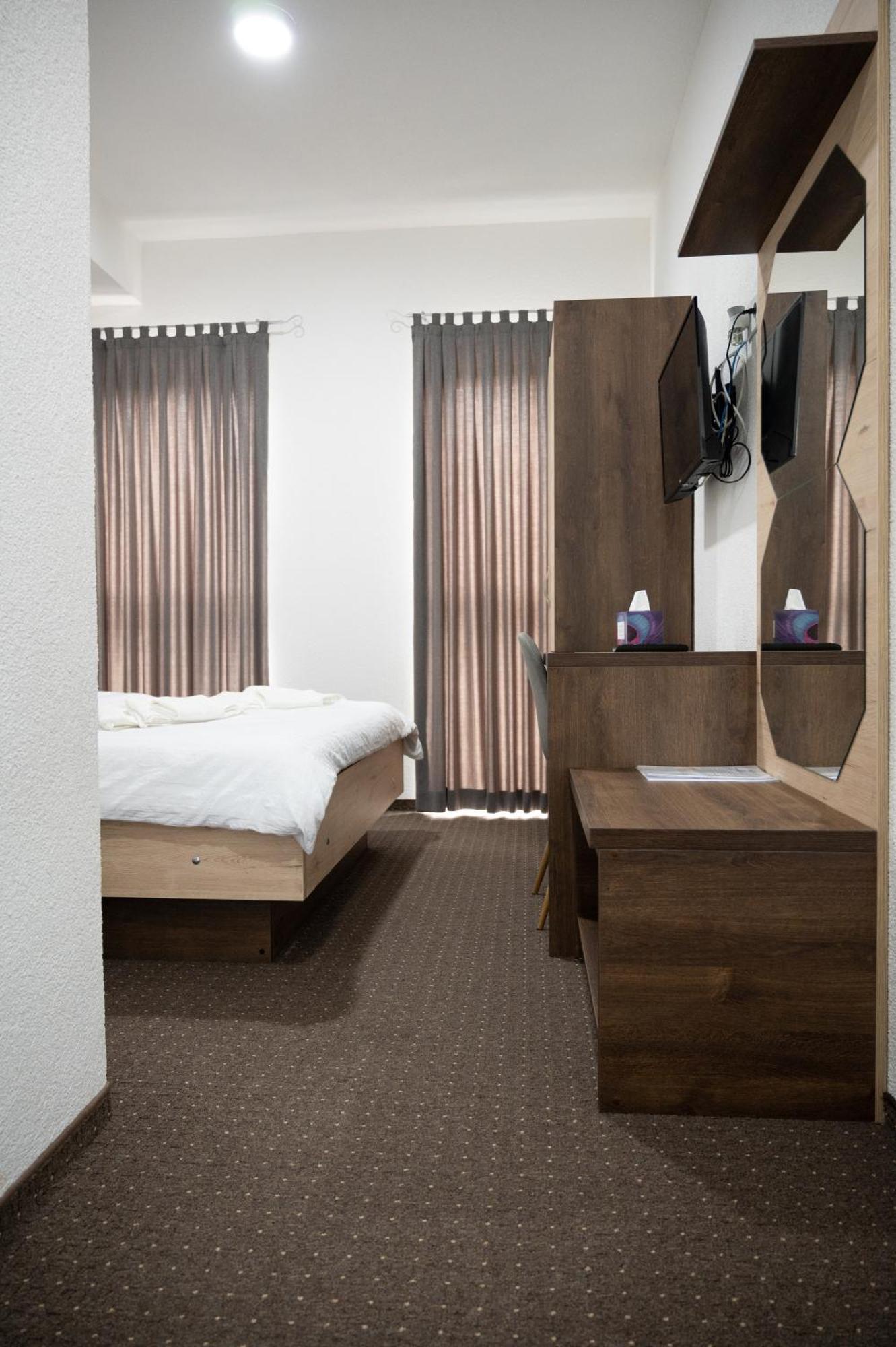 Hotel Pilot Cazin Bagian luar foto