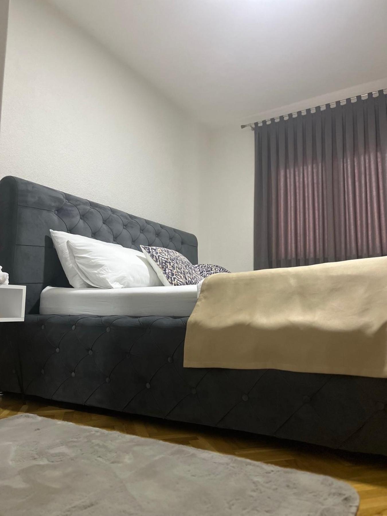 Hotel Pilot Cazin Bagian luar foto